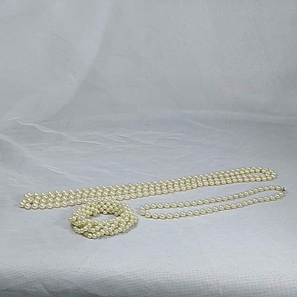 Neclaces and bracelet lot Pearlescent